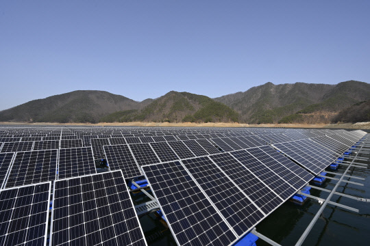 충주댐 충주호에 설치된 수상태양광 <환경부 제공>